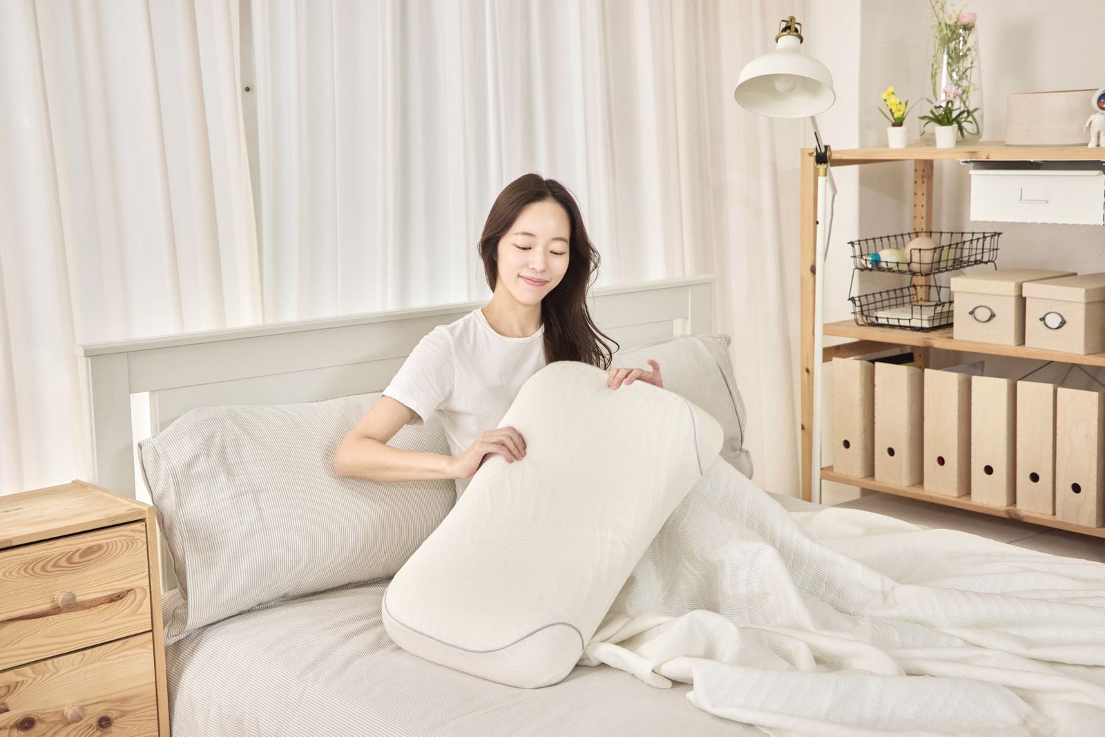 숨결 쉼 베개를 안고 있는 모습